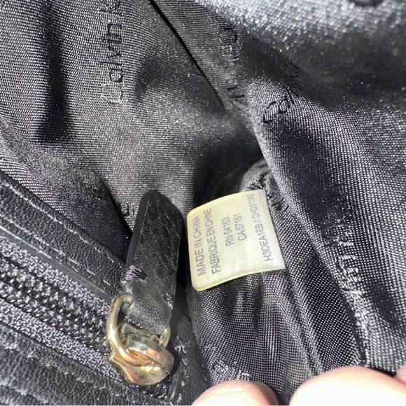 💜Calvin Klein Black Quilted Shoulder Bag with Gold-Tone Accent - Picture 7 of 9